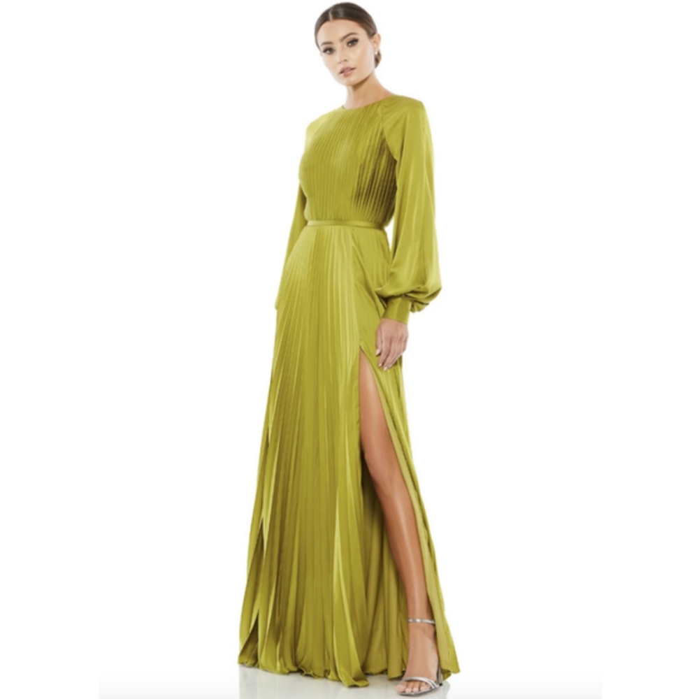 MAC DUGGAL Dress Size 8 Evening Gown NEW Long Sleeve Apple Green Pleated